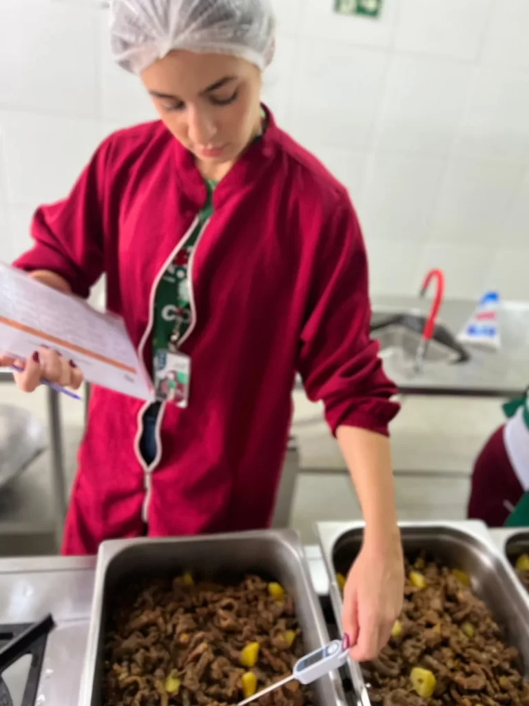 Nutricionista checando a qualidade dos alimentos.